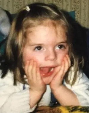 photo de Samantha Swann quand elle était petite, elle fait le clown